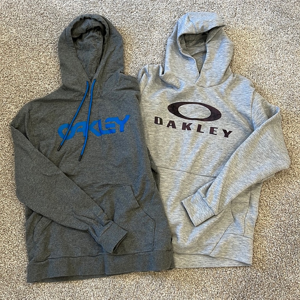 2 men’s Oakley hooded sweatshirts